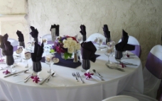 餐桌花艺桌子餐桌布置紫色餐巾花球花艺图片