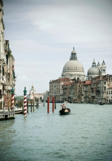 度假威尼斯意大利欧洲水城船夫小船清朗水面古典建筑图片