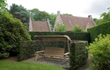 椅子摇椅房子屋顶园林吊椅植物树丛花园图片