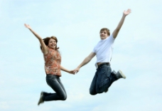运动跃动情侣跳跃跳动运动高兴开心情侣图片