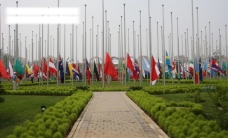 奥运村开村前万国旗待升起图片