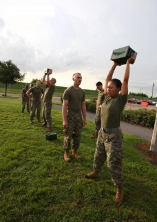 训练中的美国女兵图片